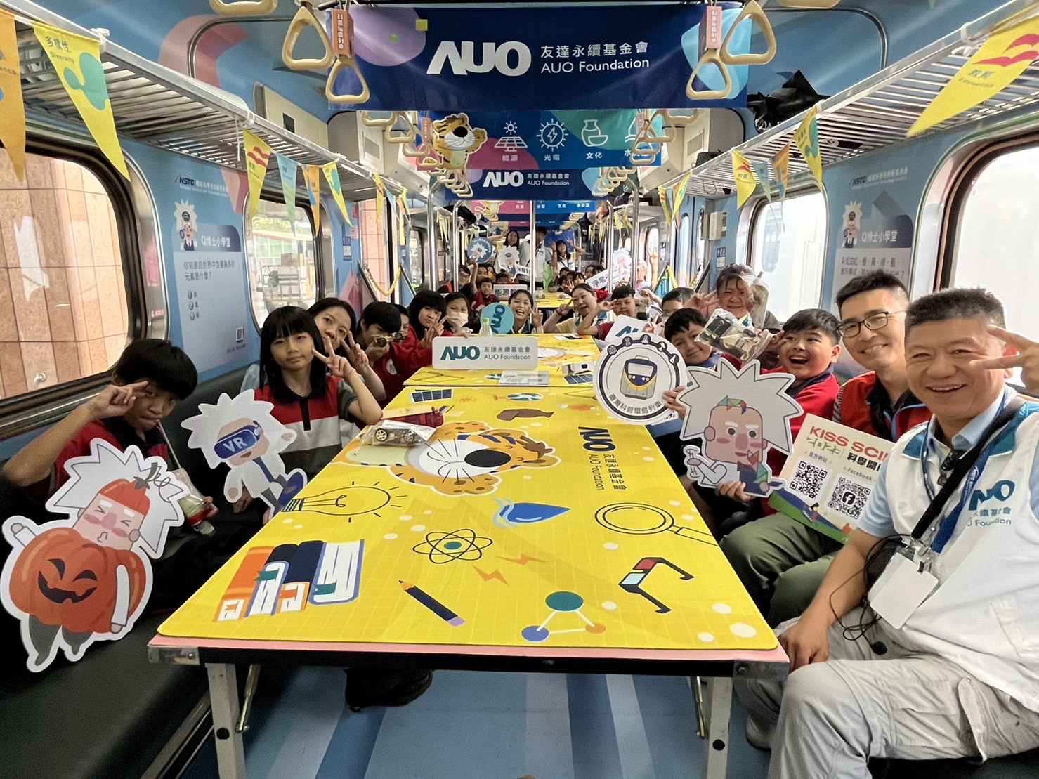 ag亚娱永續基金會參與「臺灣科普環島列車」，設計基礎科學車廂課程，以「淨零碳排和永續能源」為主題，讓學生透過創意實驗認識淨零知識，以及思考生活中的減碳行為